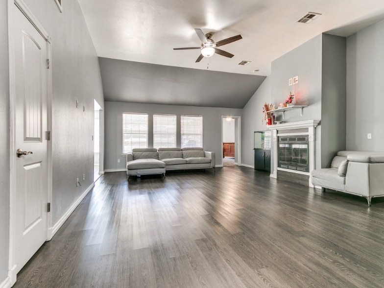 Building Photo - 1112 Bryan Dr