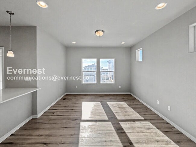 Building Photo - 2 Bed/2 Bath Home with Fenced Yard & Garage / Available Now!