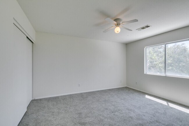 Building Photo - Spacious 4 Bedroom 2.5 Bathroom Home with Covered Patio & Large Backyard