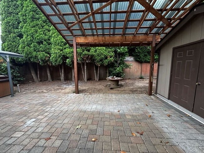 Building Photo - Charming Marysville Rambler-Style Duplex
