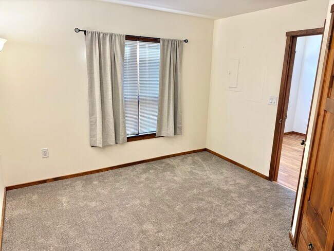Building Photo - Cozy One-Bedroom in the Heart of Downtown ...