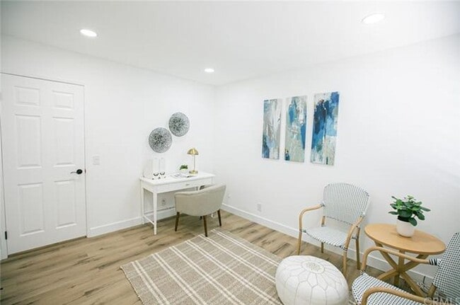 Building Photo - Beautifully Remodeled Single-Story Condo i...