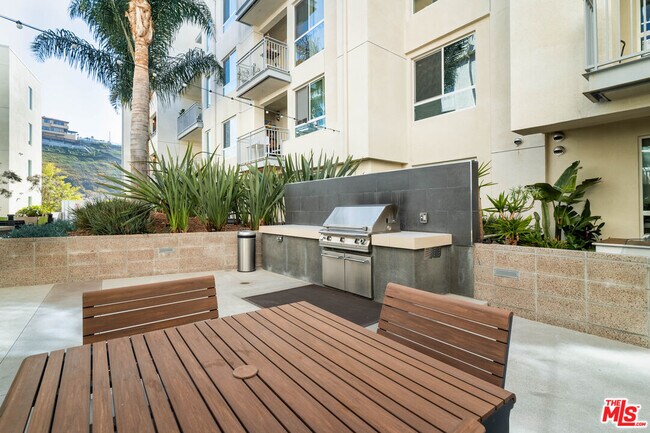 Building Photo - 12655 Bluff Creek Dr