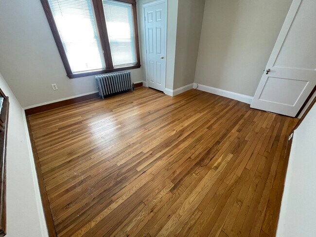 Building Photo - 547 Hyde Park Ave