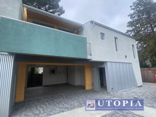 Building Photo - 3Bd/2Ba Townhouse Style Home with Office/Den and Garage- Centrally Located, Easy Commute