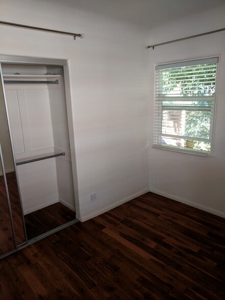 Building Photo - 1053 6th Ave