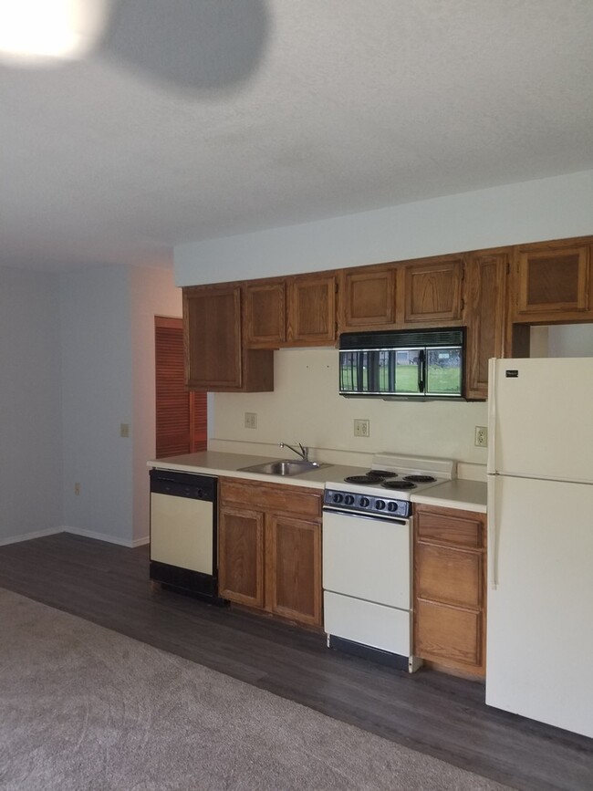 Building Photo - Nice 1 Bedroom 1 Bath Unfurnished Condo