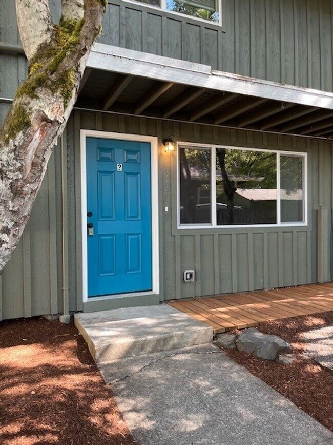 Building Photo - (248) 2 Bedroom Town Home w/ Private Yard ...