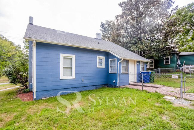 Building Photo - Darling 3BR 2BA Home