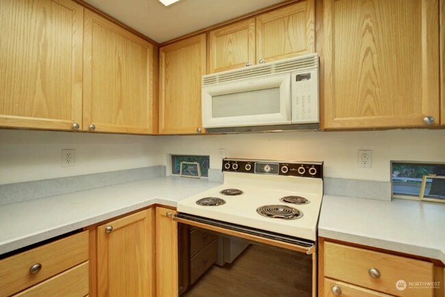 Building Photo - 2 Week Move In Special - Beautiful Edmonds...