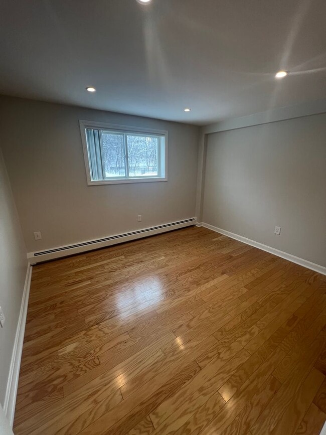 Building Photo - GARDEN LEVEL CONDO: 2 BED/1 BATH: Birchwoo...
