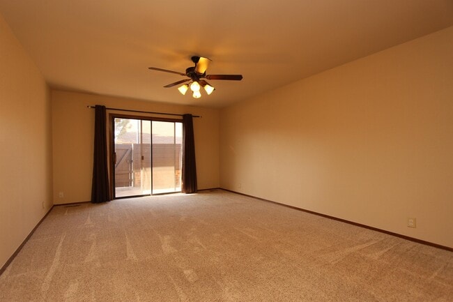 Building Photo - 4700 Hemlock Ln