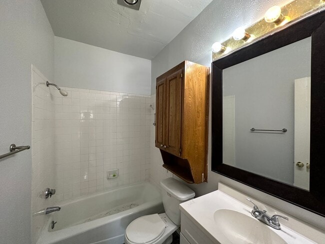 Building Photo - IMMEDIATE MOVE IN - 2 bed 2 bath