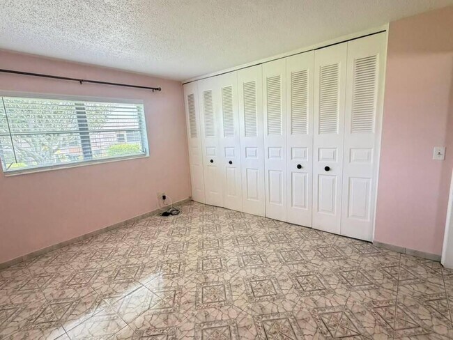Building Photo - 2727 Dudley Dr W