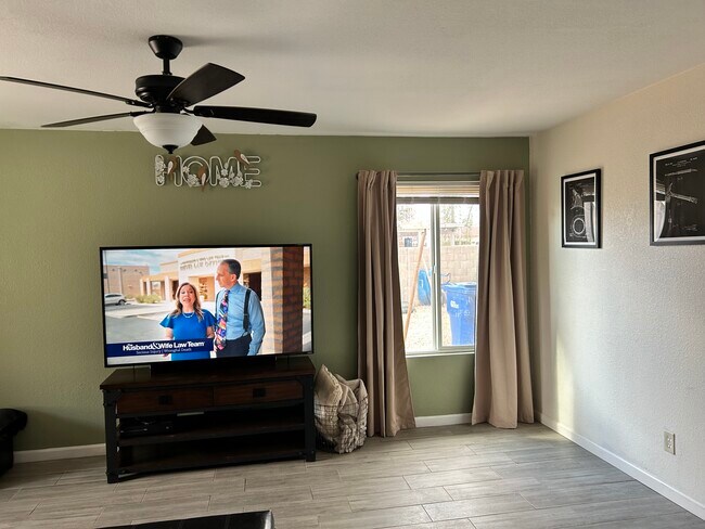 Building Photo - 654 W Gable Ave