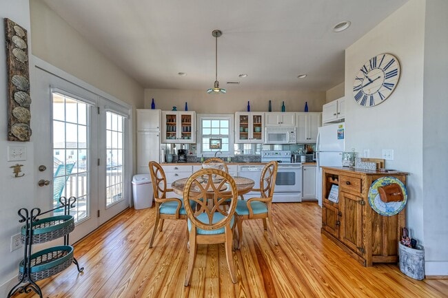 Building Photo - OFF-SEASON FURNISHED RENTAL AVAILABLE DEC-...