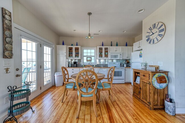 Building Photo - OFF-SEASON FURNISHED RENTAL AVAILABLE JAN and FEB '26