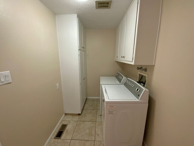 Building Photo - 3 Bedroom Single Story Home Near Juan Tabo...