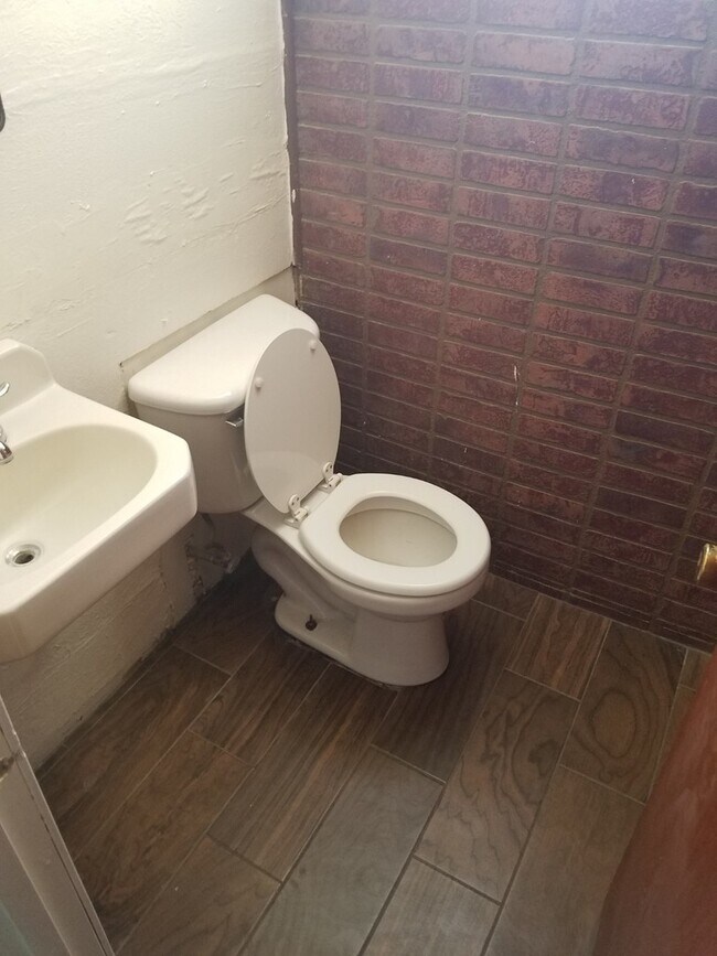 Building Photo - Charming 3 Bed, 2 Bath