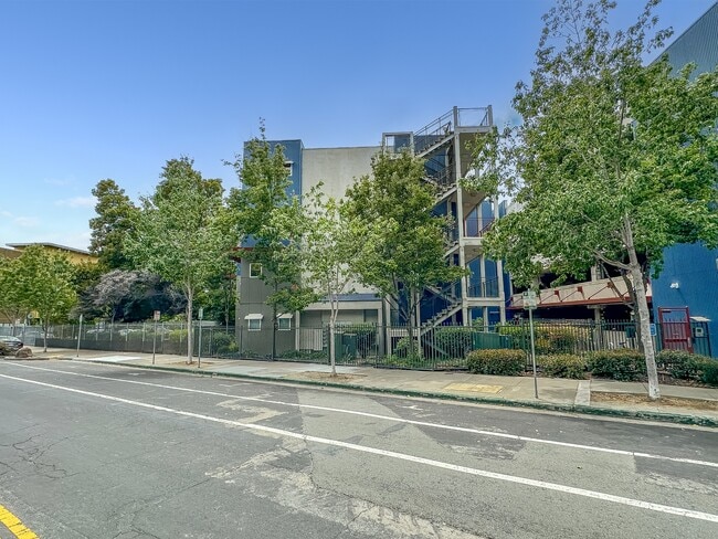 Building Photo - 1121 40th St