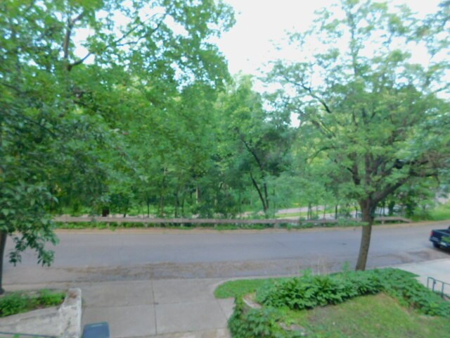 Building Photo - 819 Kenwood Pkwy