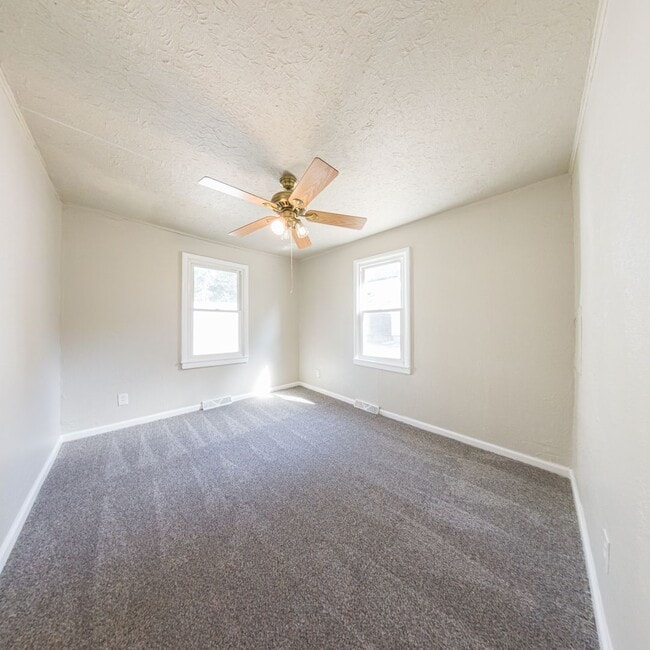 Building Photo - 3 Bedroom 1 Bathroom with Bonus Room