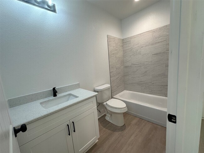 Building Photo - 243 Broadhurst Dr