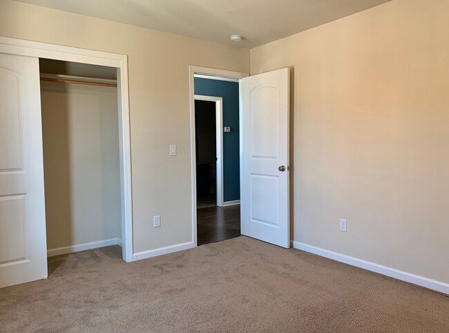 Building Photo - 4 Bedroom Home in Hollister