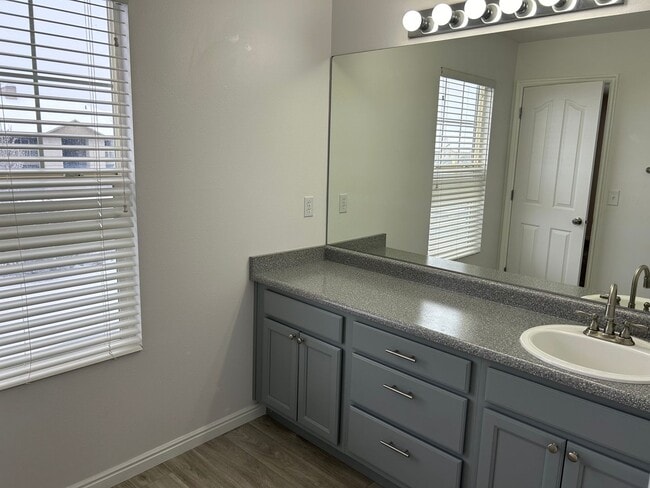 Building Photo - Impressive Remodeled 2 Bed 2 Bath Townhome