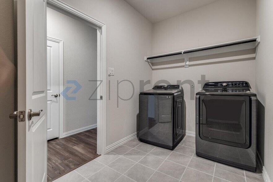 Building Photo - Unit