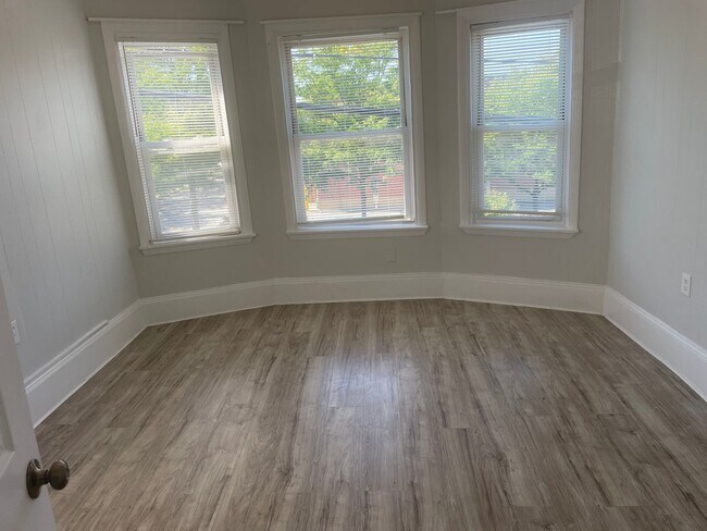 Building Photo - 21 Kenyon Ave