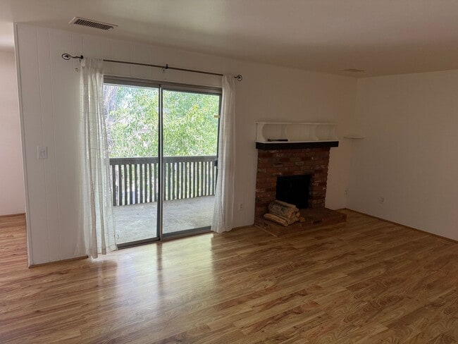 Building Photo - Stylish & Convenient 1-Bedroom Condo in Pr...