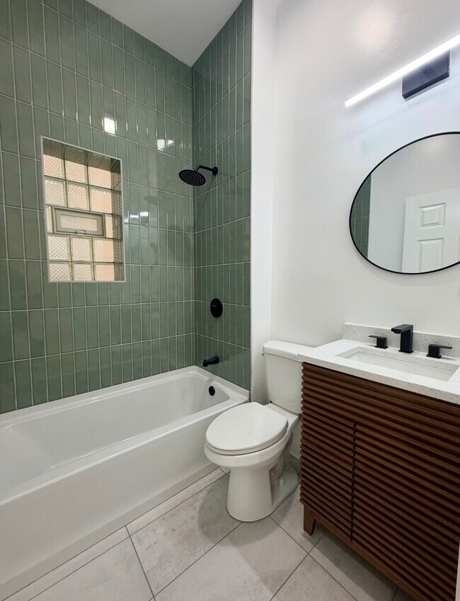 Building Photo - 2638 W Adams St