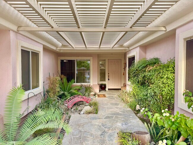 Building Photo - 38517 Fallbrook Ave