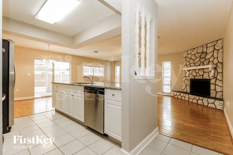 Building Photo - 1794 E Groveleaf Ave