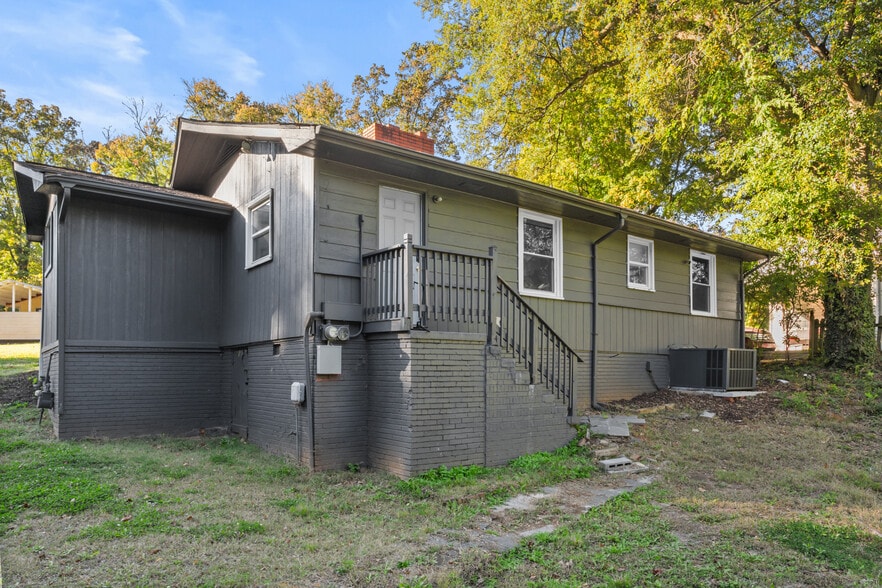 Building Photo - 1945 Camp Greene St