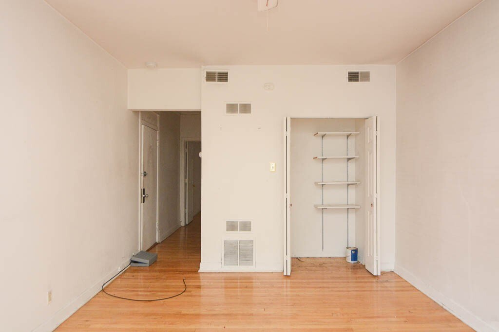 Building Photo - 2249 W Wilson Ave