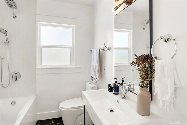 Building Photo - 3816 Goldwyn Terrace