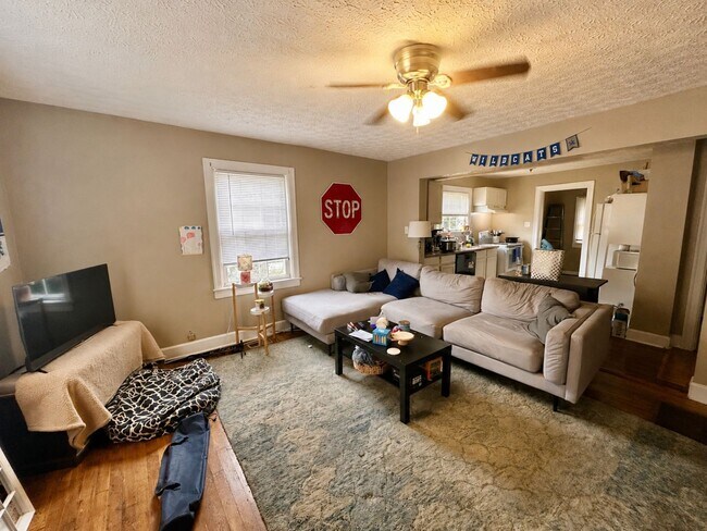 Building Photo - 715 Golfview Dr