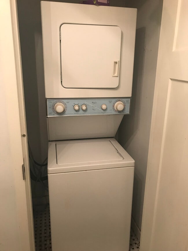 Building Photo - 5 Main St