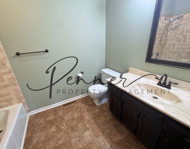 Building Photo - 1100 NW Oakridge Dr