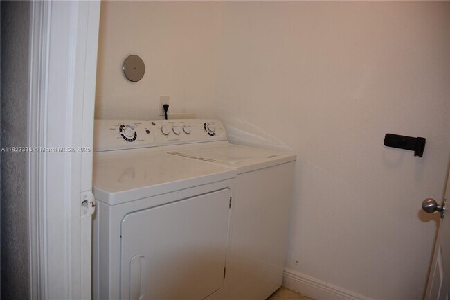 Building Photo - 2586 Centergate Dr
