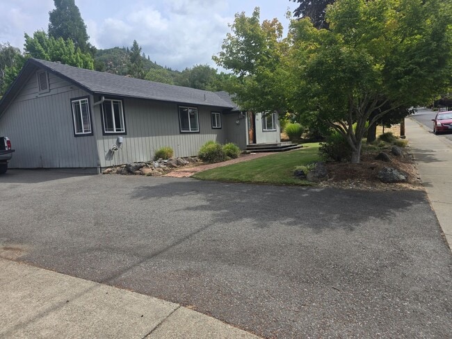 Building Photo - 3 bed 2 bath Family Home for Rent in Grant...