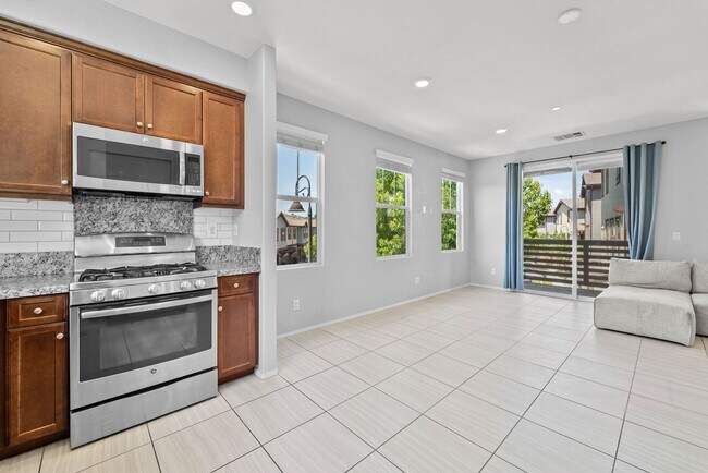 Building Photo - 2 Bedroom Townhome in the Lakepointe Community!