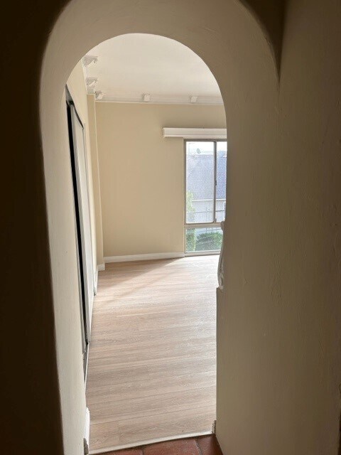 Building Photo - 152 S Sycamore Ave