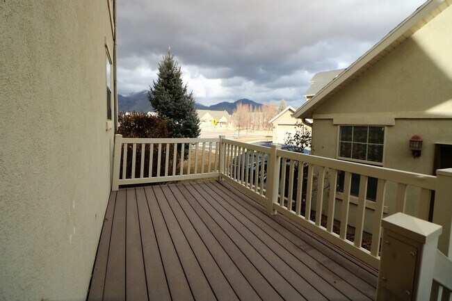 Building Photo - Beautiful Harvest Park Mapleton Townhouse