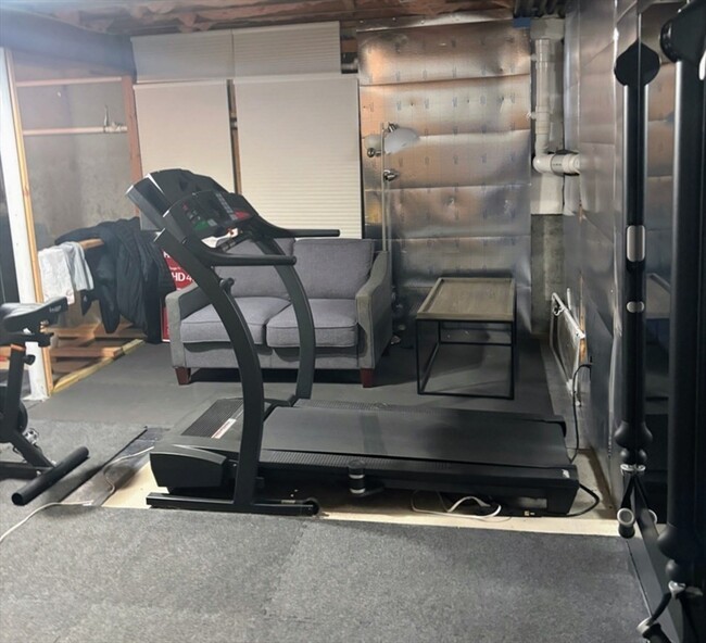 Building Photo - 16 Pinecrest Village