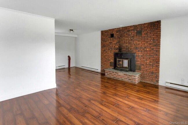 Primary Photo - 74 Lakeshore Dr E