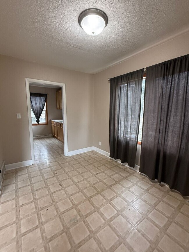 Building Photo - 3+ Bedroom 1.5 Bath / Single Family Home