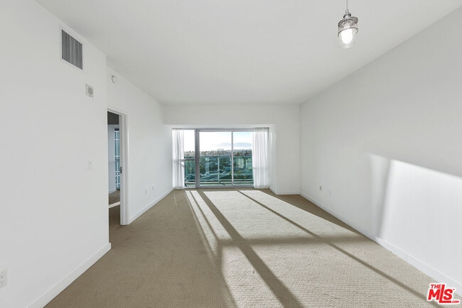 Building Photo - 13700 Marina Pointe Dr